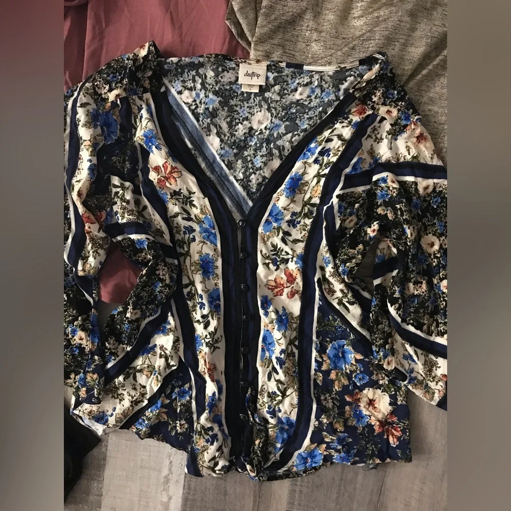 Women’s Flowy Blouse Lot Size Small - Picture 3 of 6
